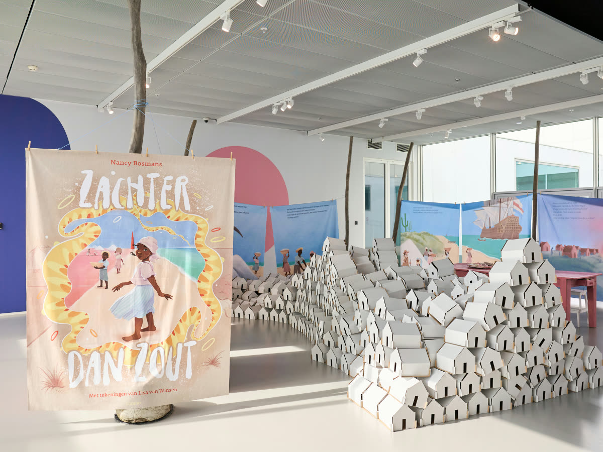 Bezoekers op de expositie van creatief collectief Art Playground